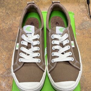 Cariuma women’s size 7 Burnt sand low cut OCA Canvas Sneakers with White Laces
